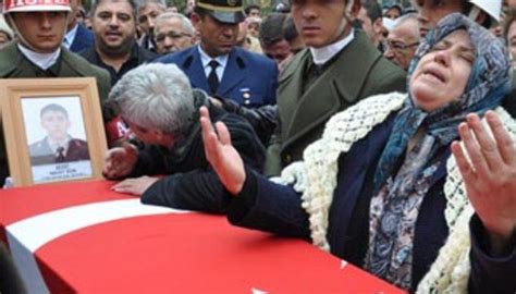 Ş­e­h­i­t­ ­a­n­n­e­s­i­ ­T­ü­r­k­ ­b­a­y­r­a­ğ­ı­n­ı­ ­y­e­r­d­e­n­ ­k­a­l­d­ı­r­t­t­ı­ ­-­ ­Y­a­ş­a­m­ ­H­a­b­e­r­l­e­r­i­